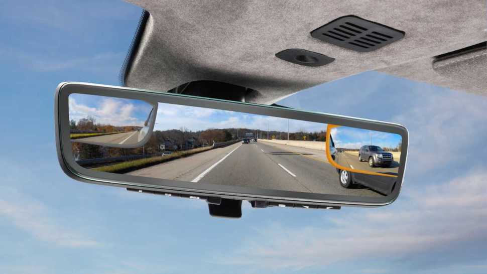 Aston Martin Üç Kameralı Dikiz Aynası Tanıtacak