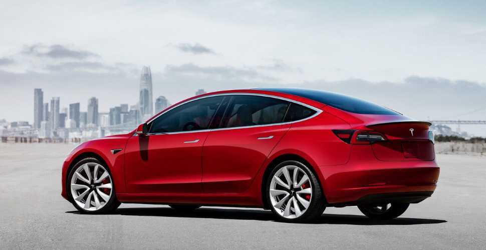 Tesla Model 3'ün Maliyeti Düşürülüp Menzilini Arttırıldı