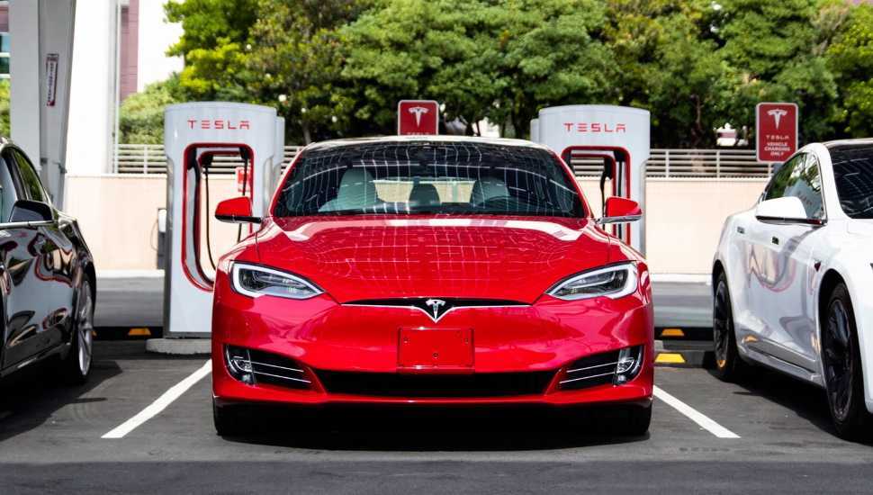 Tesla Otomobilleri İnsanlarla Konuşmaya Başlayacak